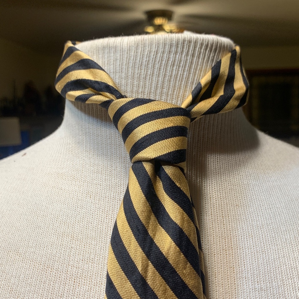 ANDOVER SHOP HARVARD SQUARE BLACK AND GOLD STRIPED SILK NECKTIE